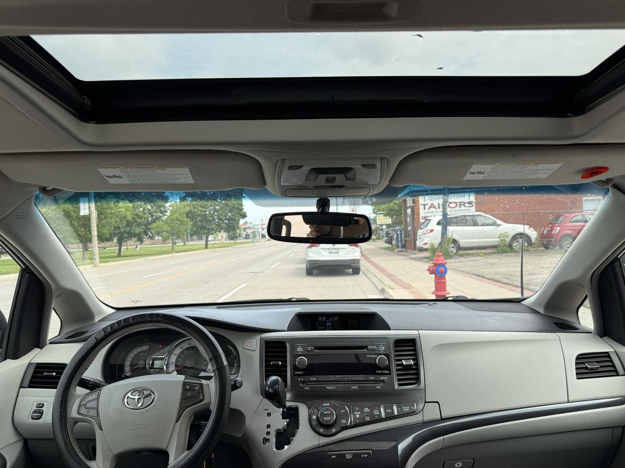 2013 Toyota Sienna 5DR V6 SE 8-PASS FWD Photo