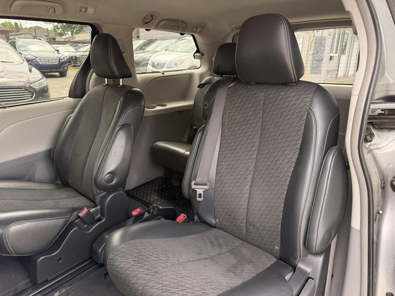 2013 Toyota Sienna 5DR V6 SE 8-PASS FWD Photo