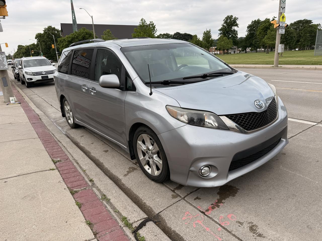 2013 Toyota Sienna 5DR V6 SE 8-PASS FWD Photo