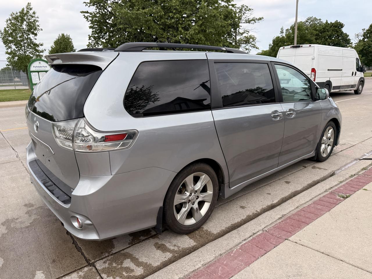 2013 Toyota Sienna 5DR V6 SE 8-PASS FWD Photo