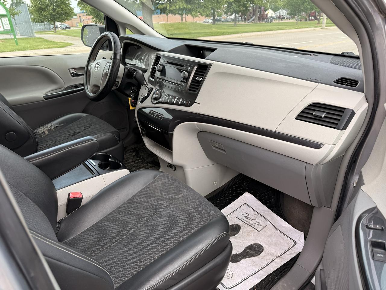 2013 Toyota Sienna 5DR V6 SE 8-PASS FWD Photo