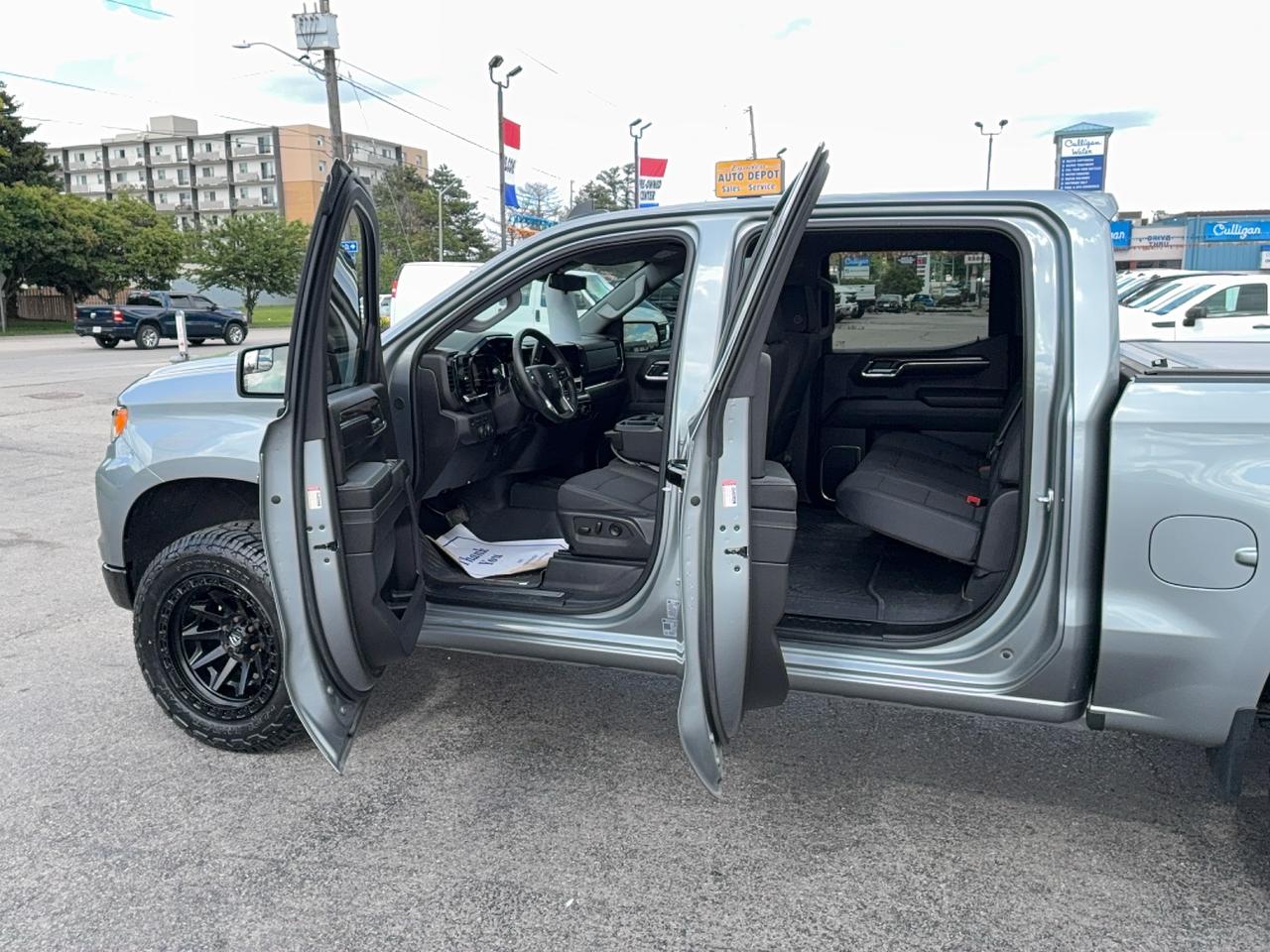 2024 Chevrolet Silverado 1500 LT Trail Boss Z71 CrewCab 4WD 2.7L4cylGas 5'10"Box Photo