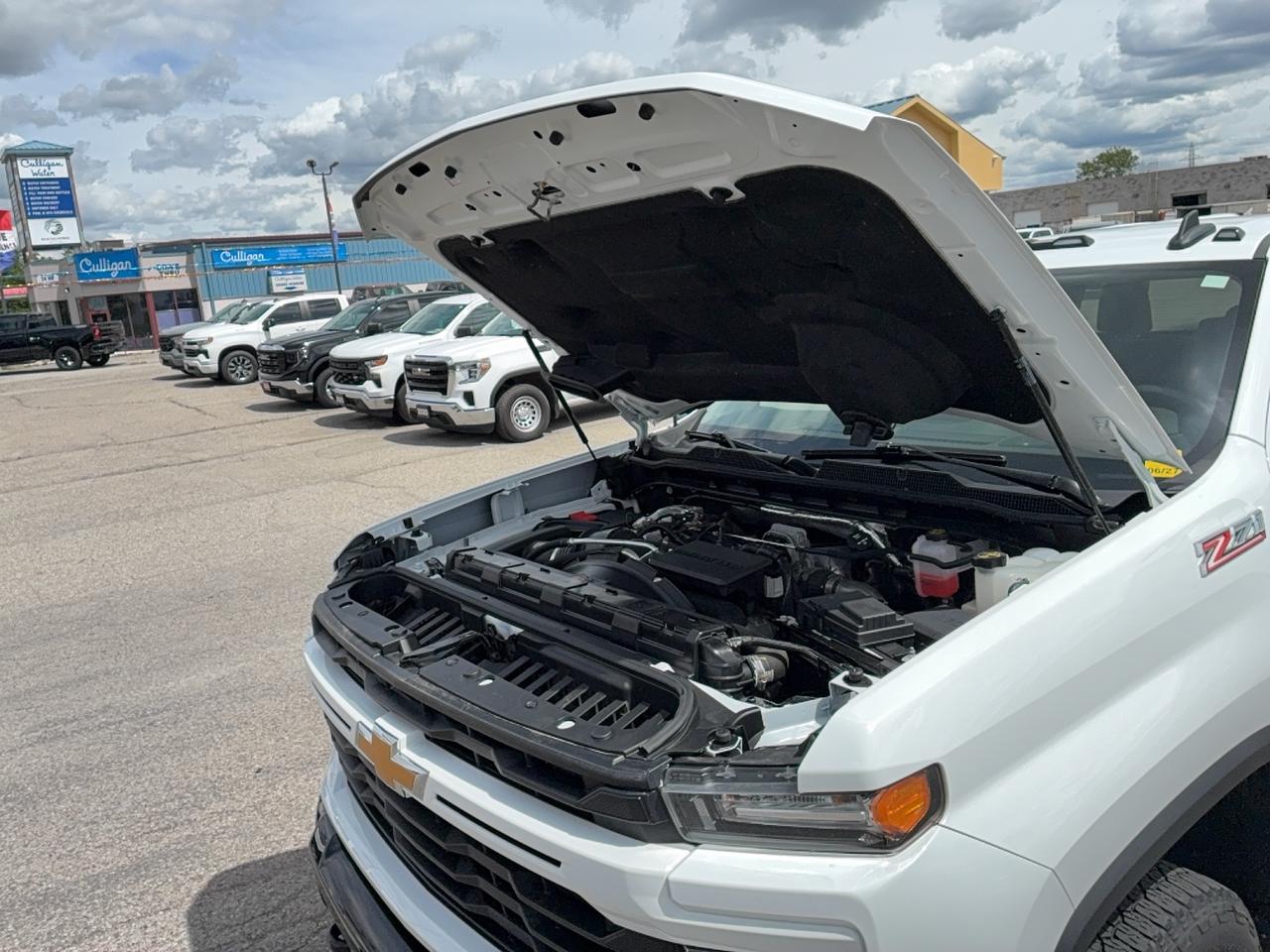 2024 Chevrolet Silverado 2500 Custom Z71 4WD CrewCab 6.6L8cylDiesel 6'10"Box Photo
