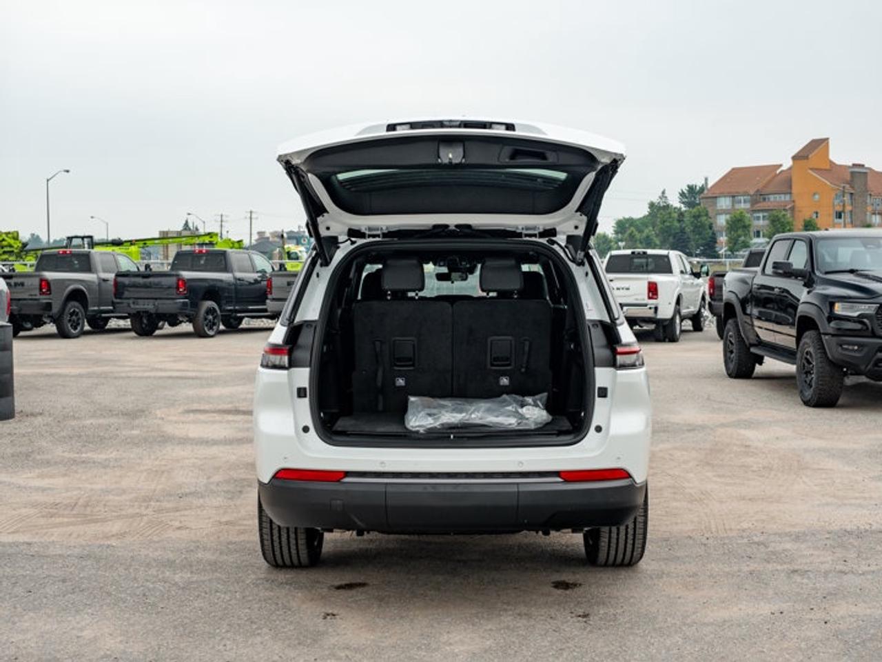 2026 Jeep Grand Cherokee L ALTITUDE Photo