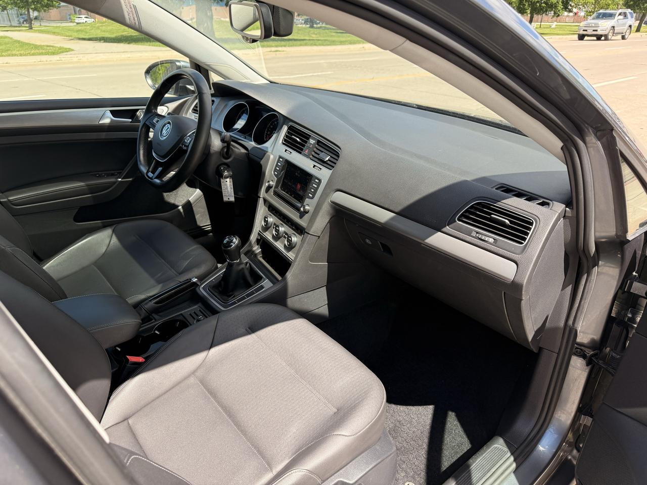 2015 Volkswagen Golf TRENDLINE Photo
