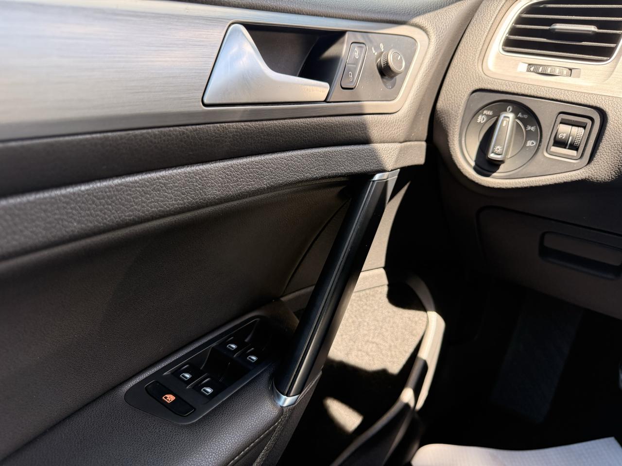 2015 Volkswagen Golf TRENDLINE Photo