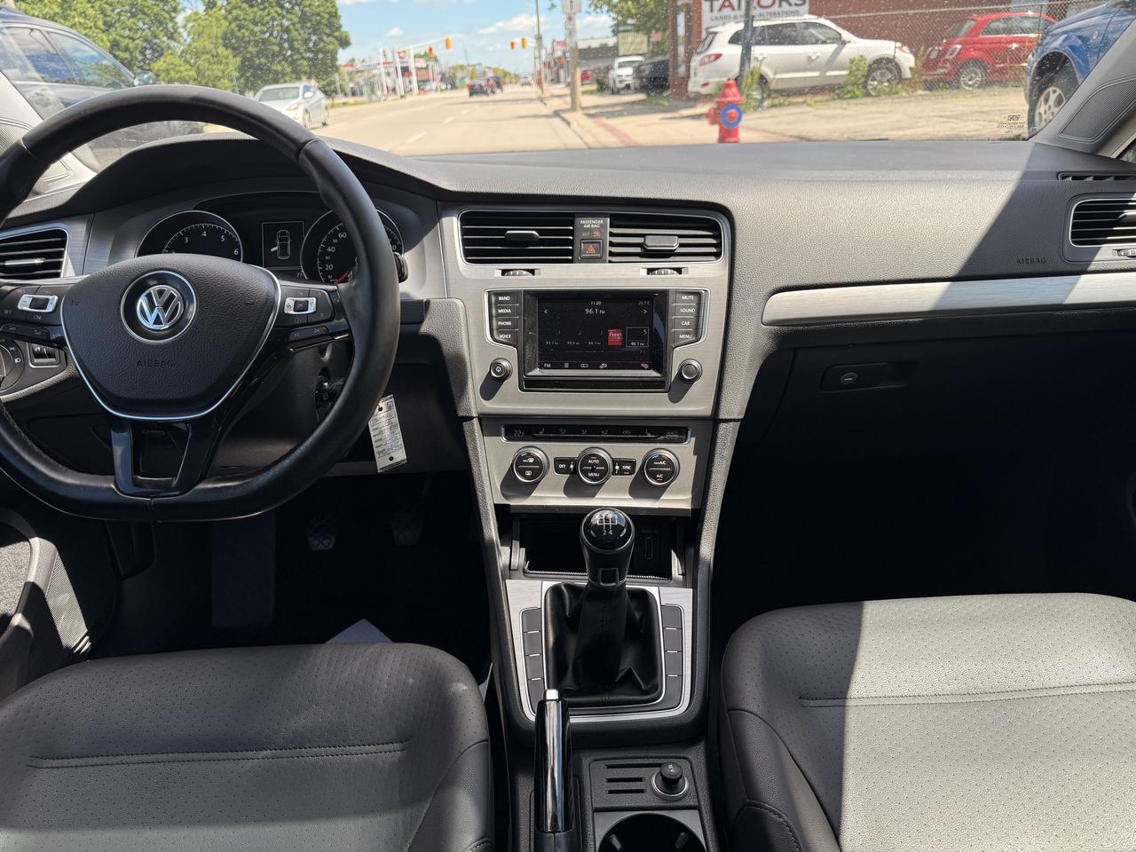 2015 Volkswagen Golf TRENDLINE Photo