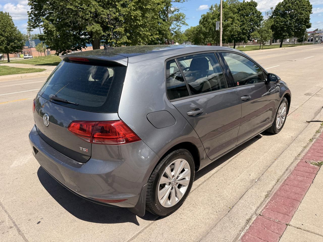 2015 Volkswagen Golf TRENDLINE Photo