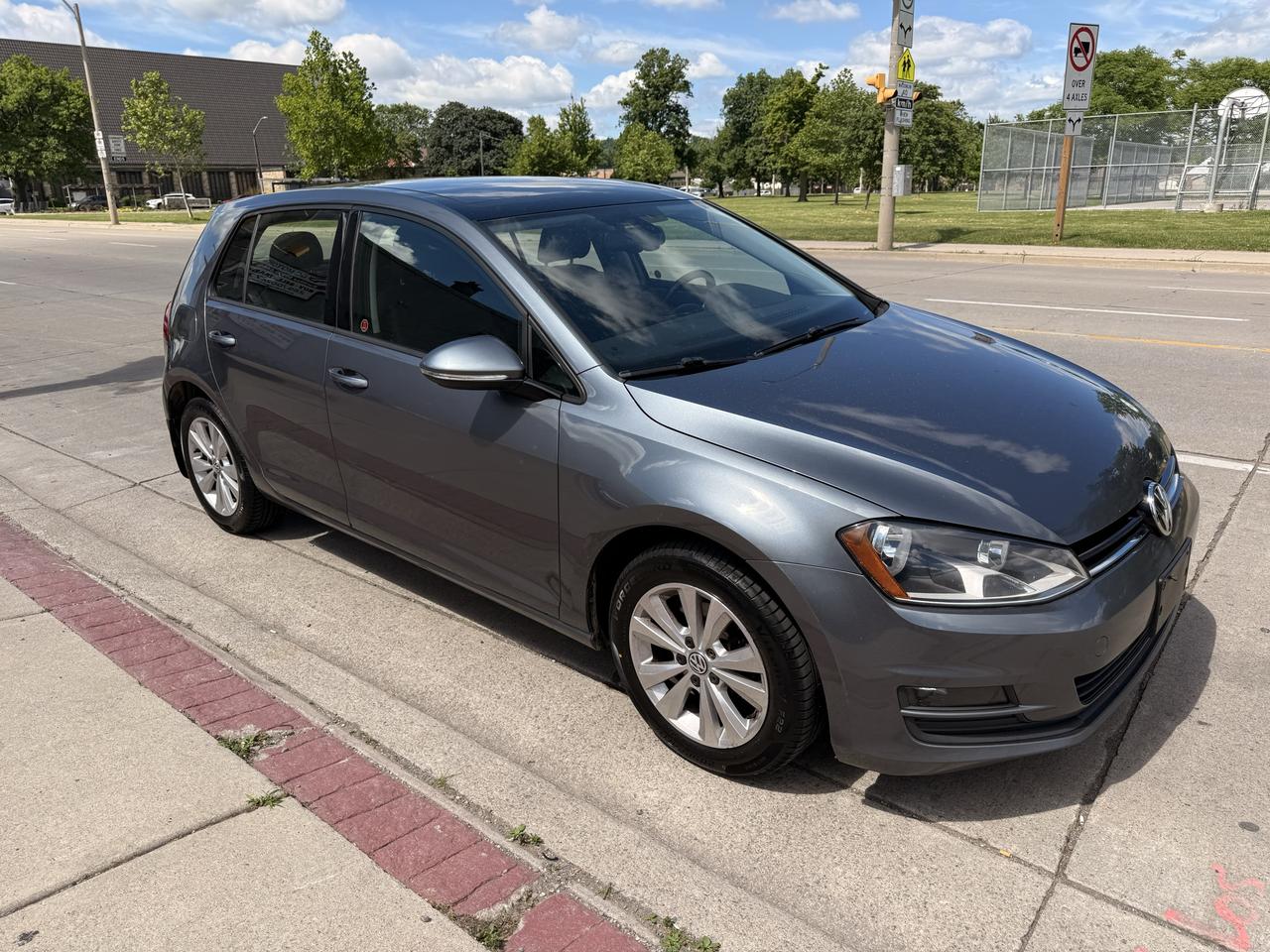 2015 Volkswagen Golf TRENDLINE Photo