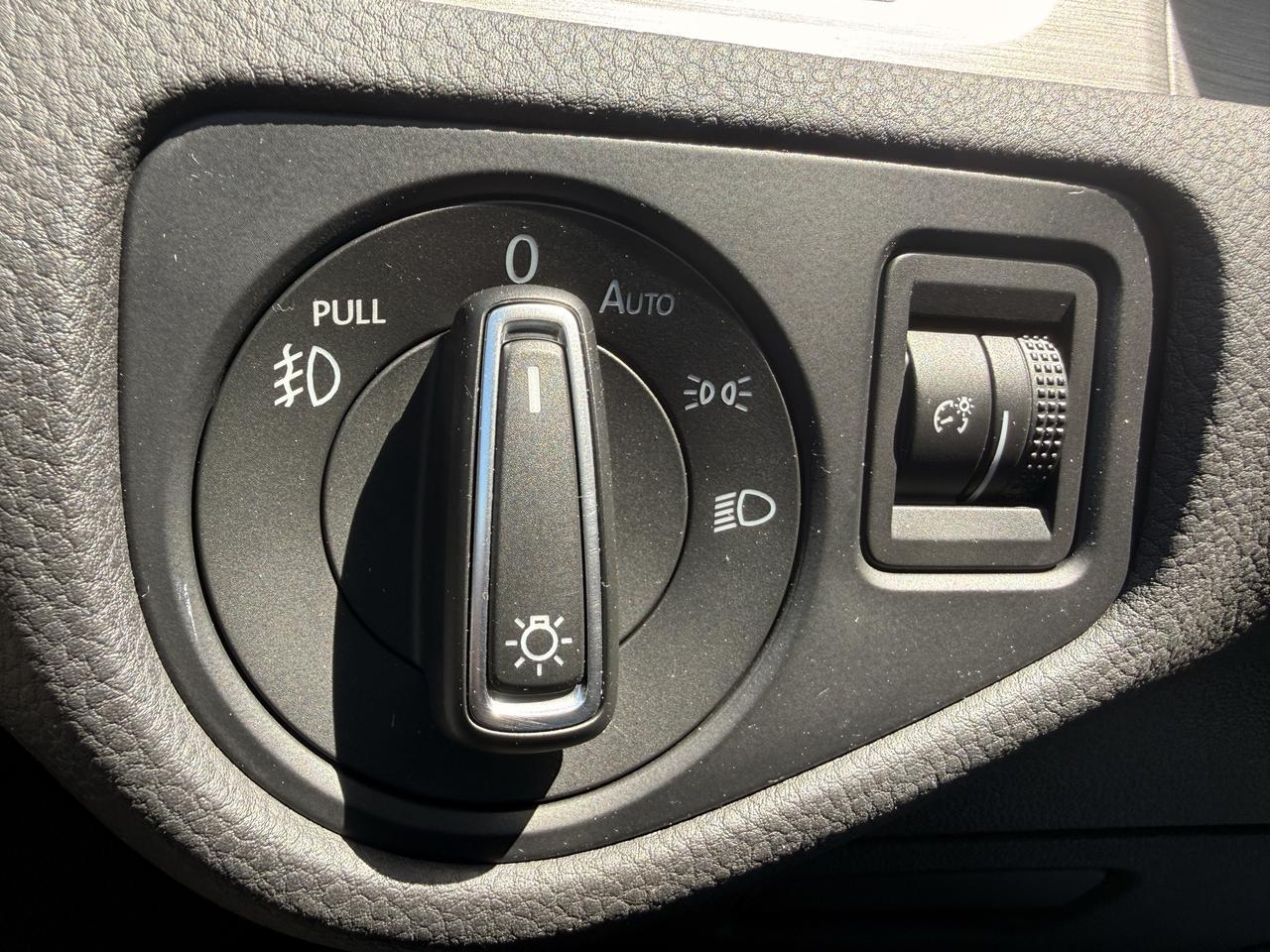 2015 Volkswagen Golf TRENDLINE Photo