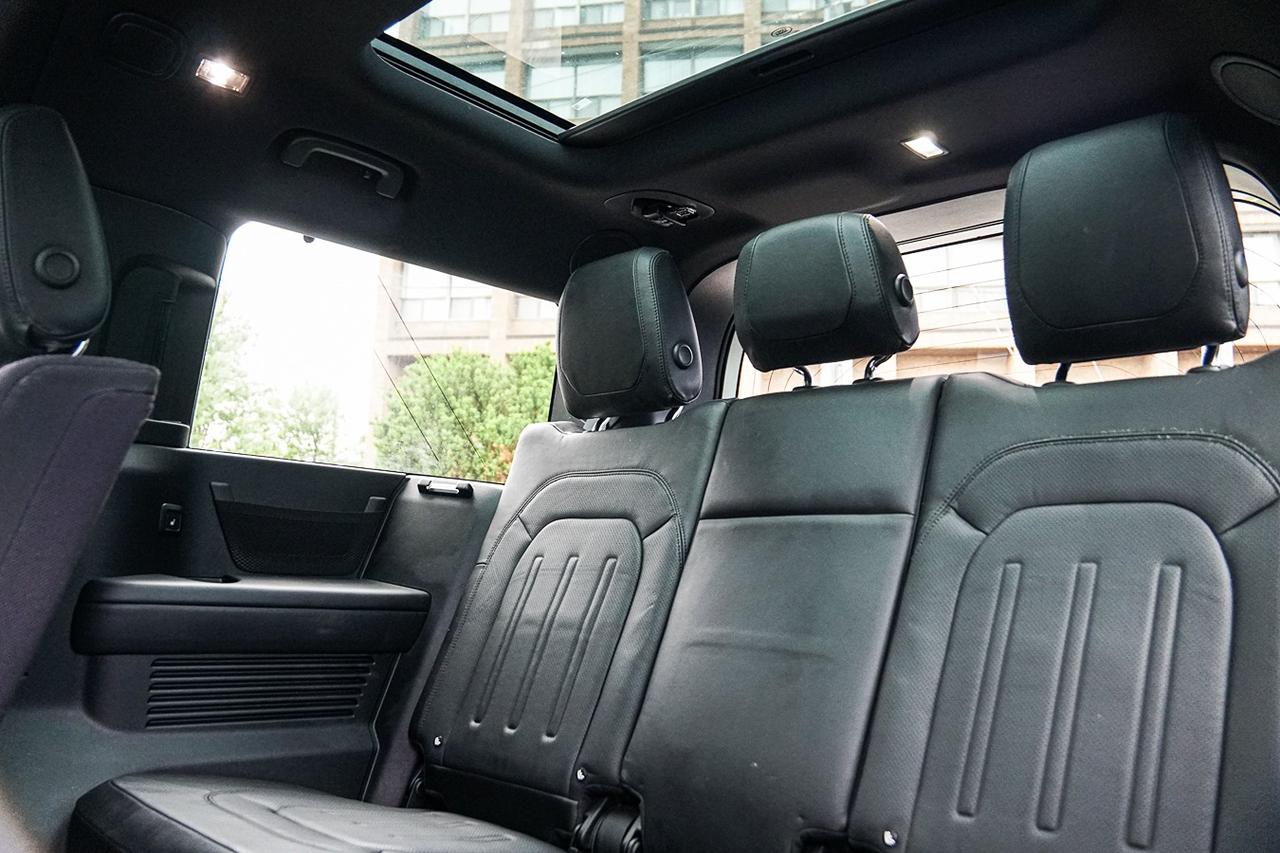 2023 Land Rover Defender 130 X AWD |8 PASS|HUD|NAVI|PANO|COOLED SEATS| Photo
