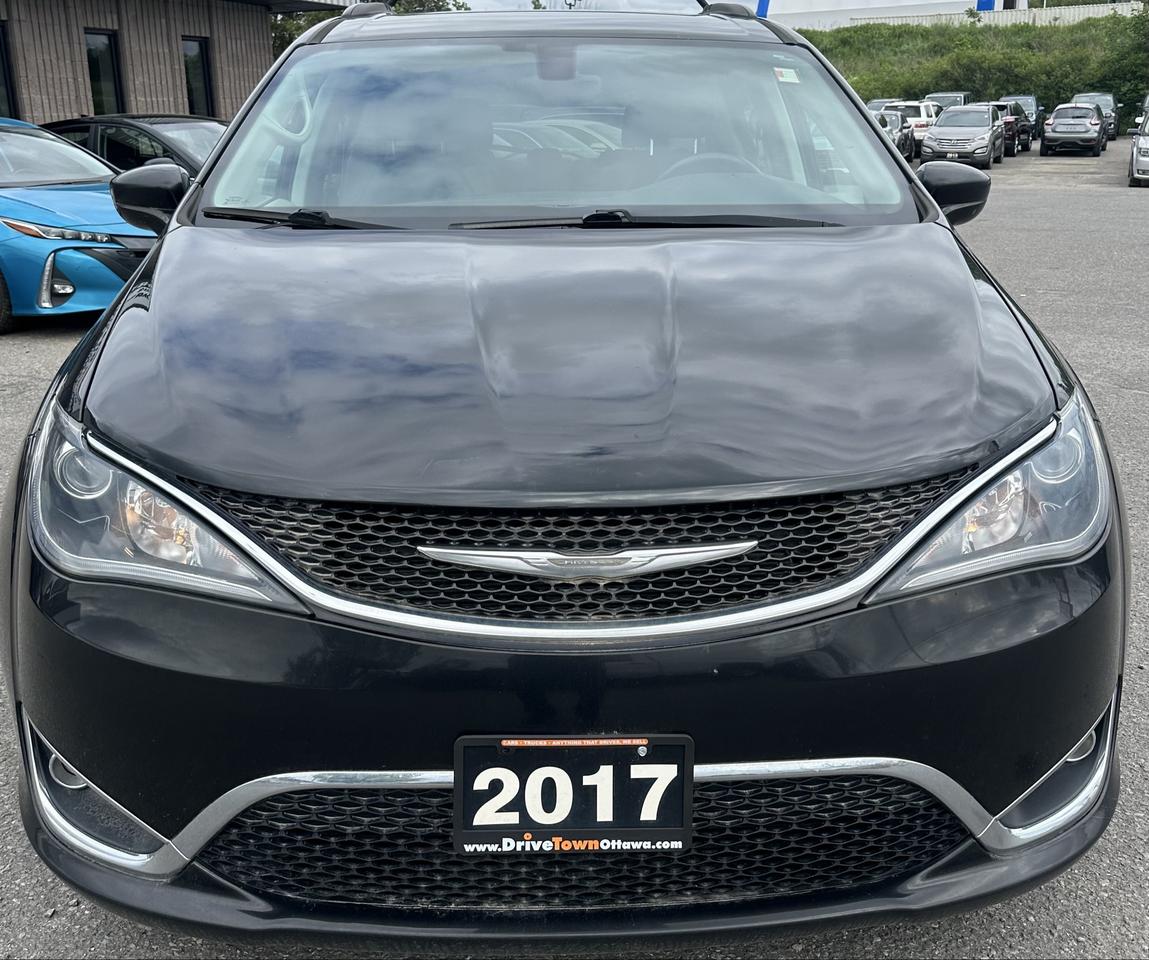 2017 Chrysler Pacifica Touring-L Photo2