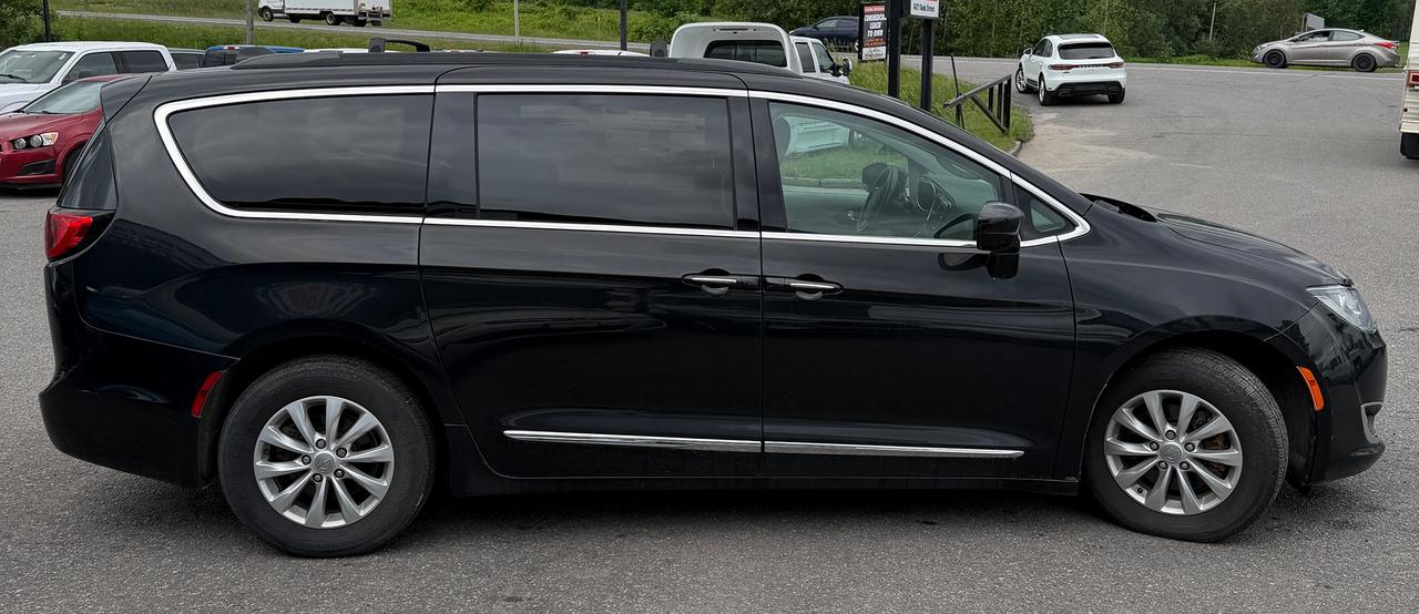 2017 Chrysler Pacifica Touring-L Photo