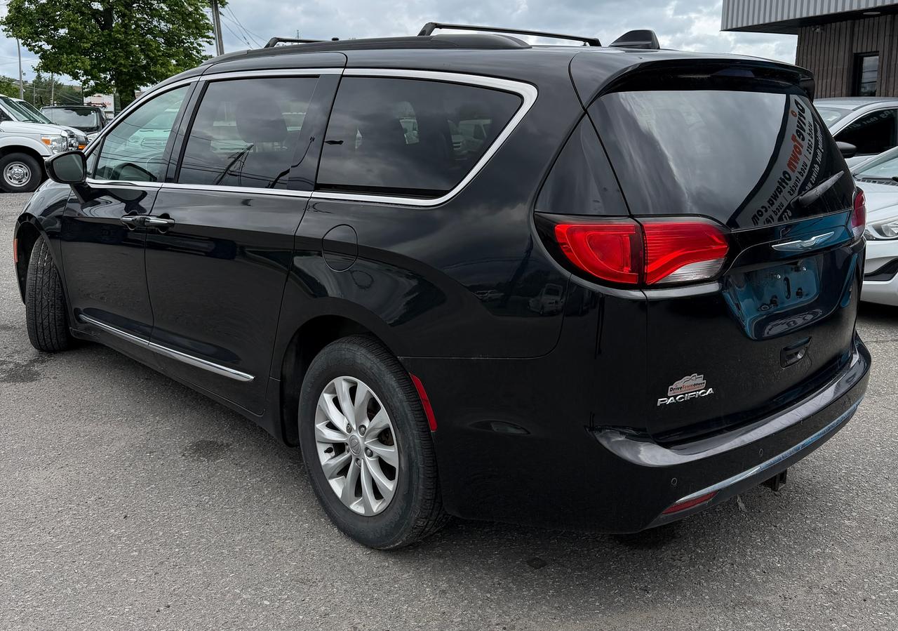 2017 Chrysler Pacifica Touring-L Photo