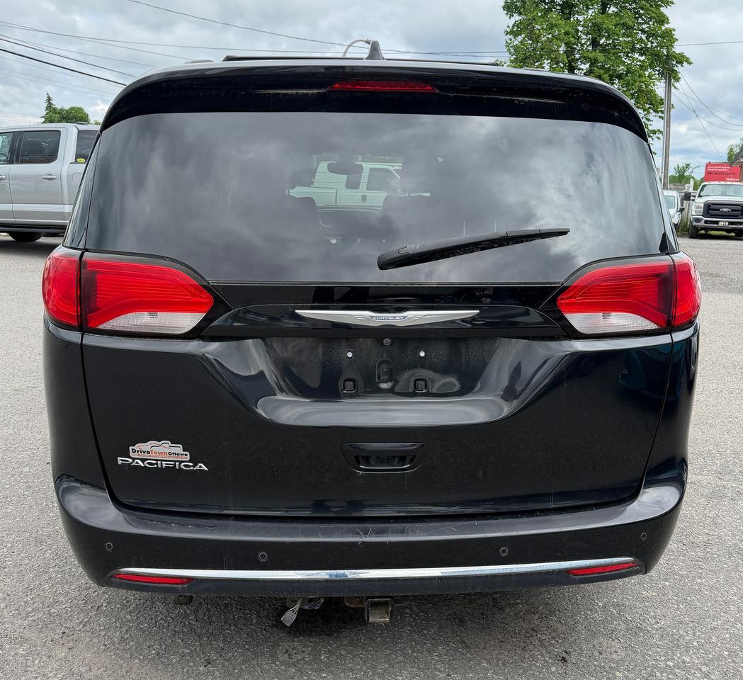 2017 Chrysler Pacifica Touring-L Photo3