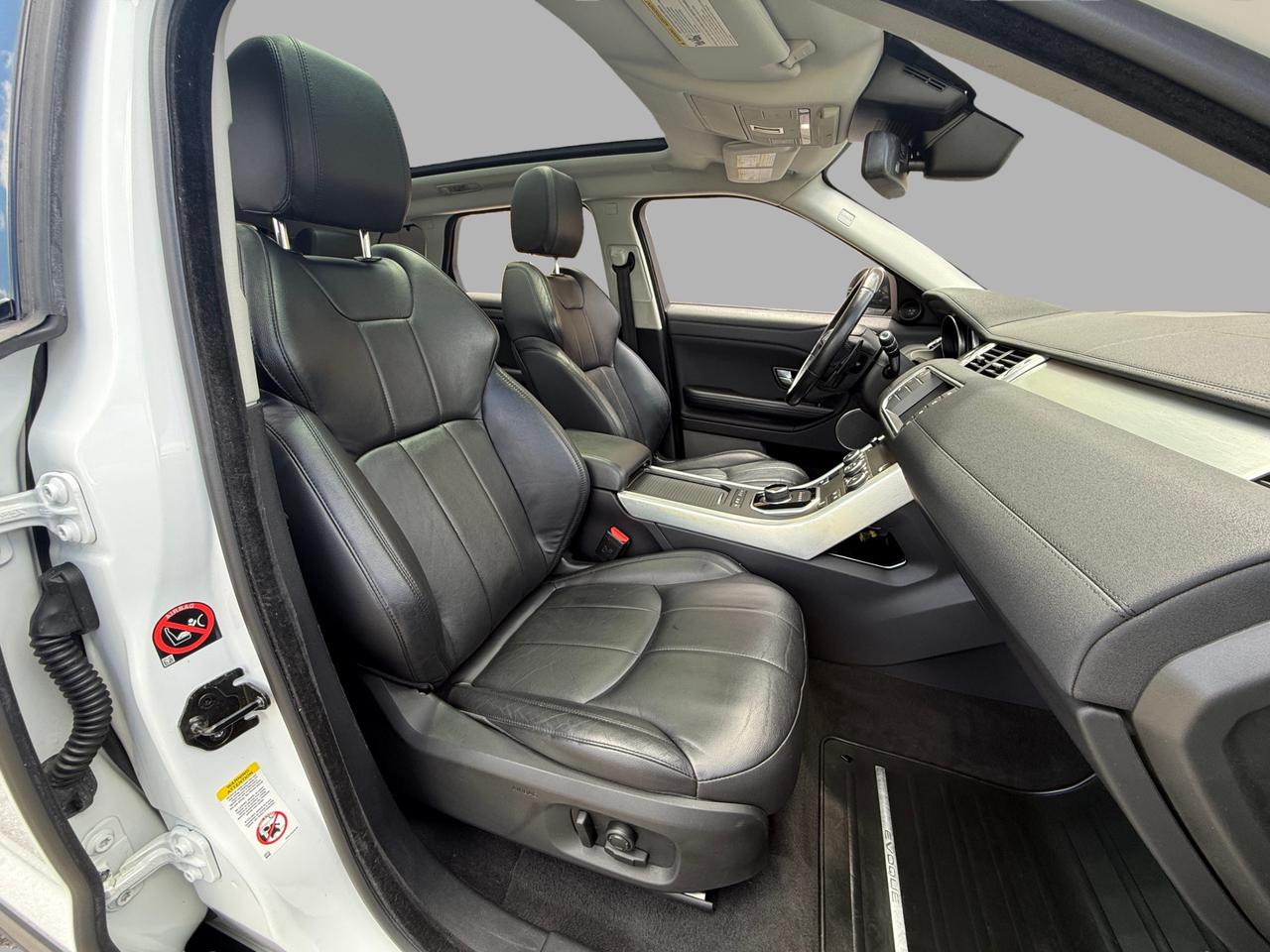 2017 Land Rover Evoque SE Photo