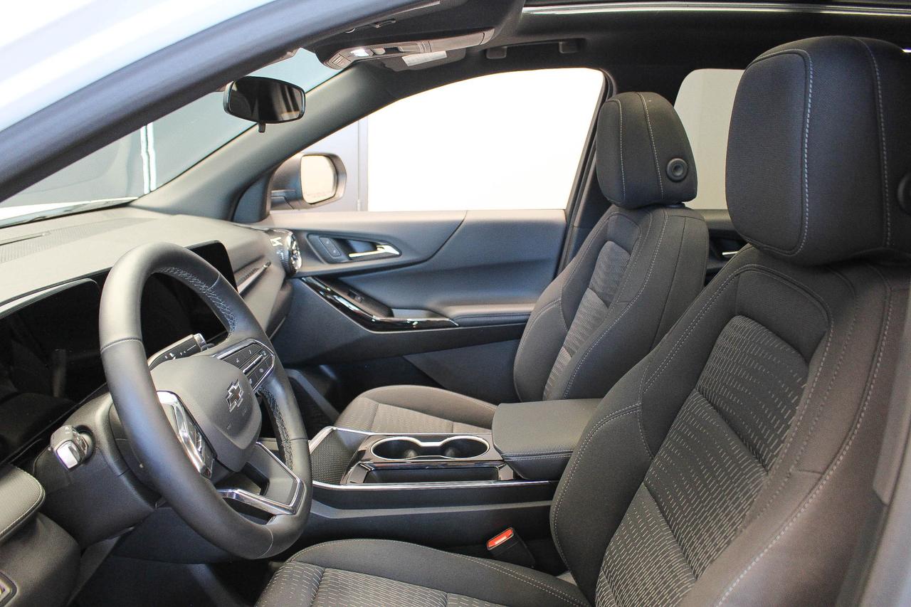 2025 Chevrolet Equinox LT HEATED SEATS/STEERING WHEEL - REMOTE START - CLOTH UPHOLSTERY - NAVIGATION Photo
