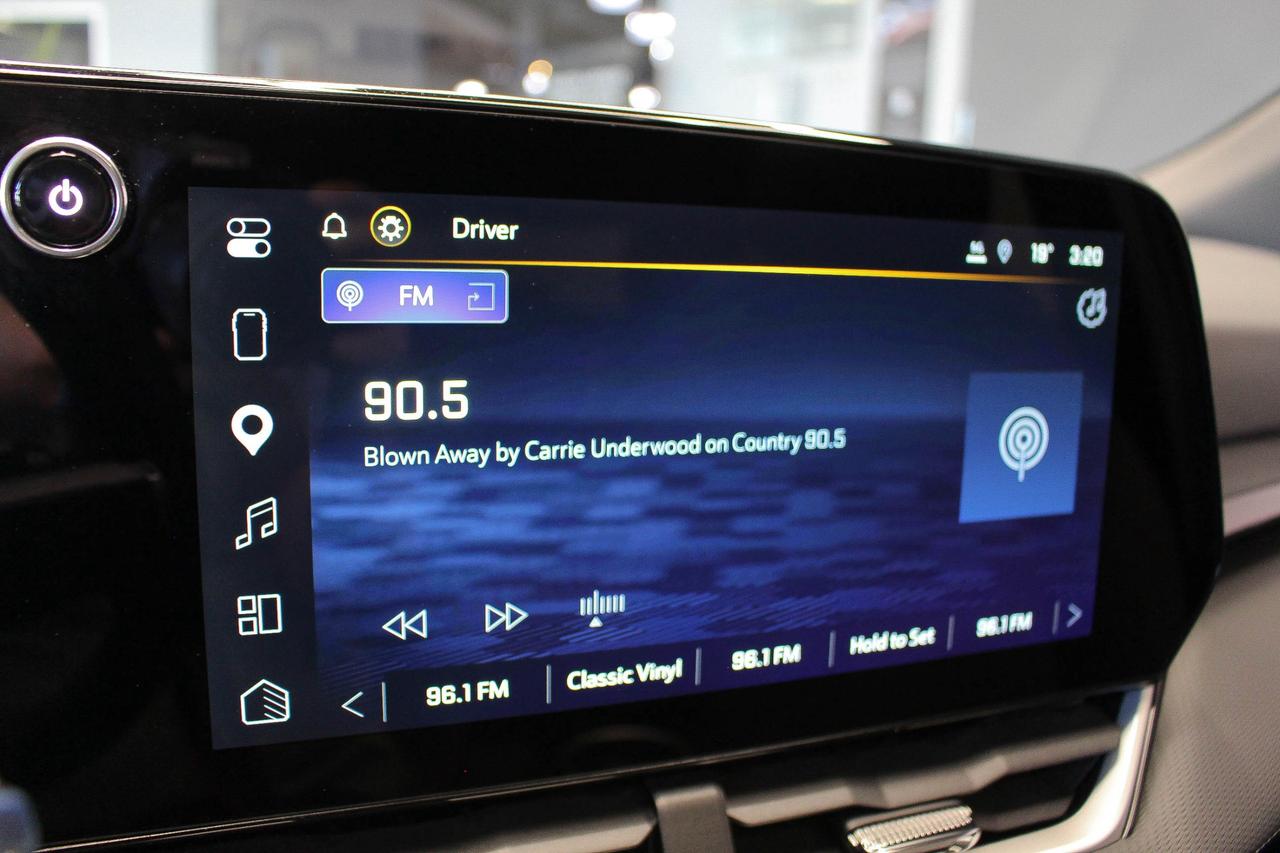 2025 Chevrolet Equinox LT HEATED SEATS/STEERING WHEEL - REMOTE START - CLOTH UPHOLSTERY - NAVIGATION Photo