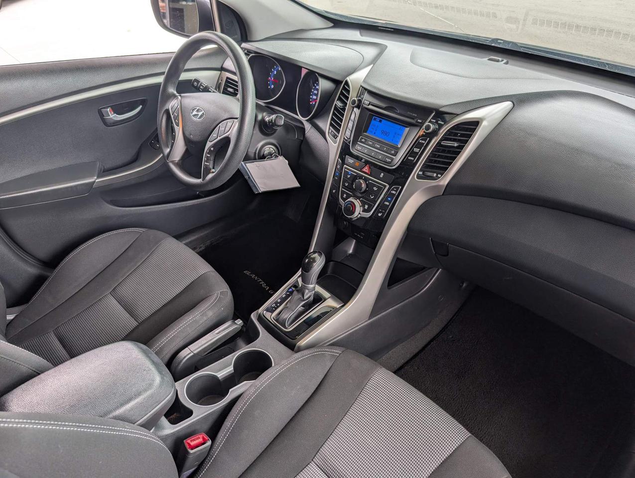 2017 Hyundai Elantra GT SE Photo