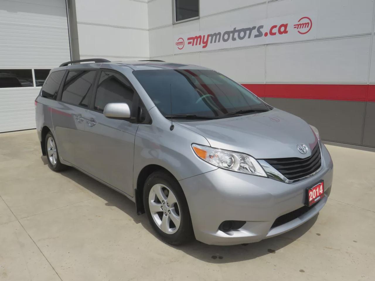 2014 Toyota Sienna LE Photo0