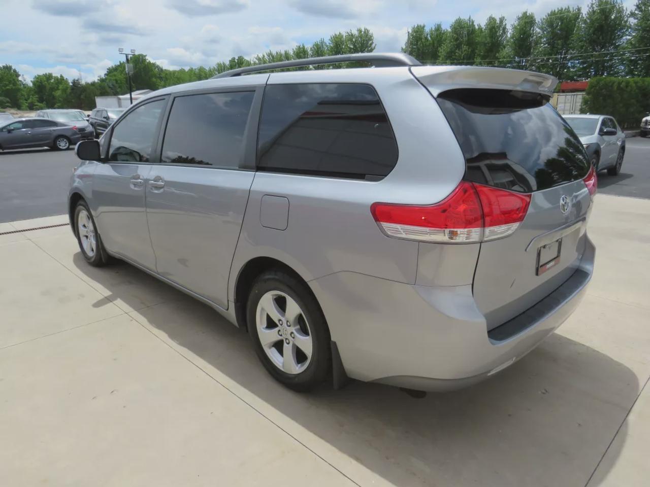 2014 Toyota Sienna LE Photo