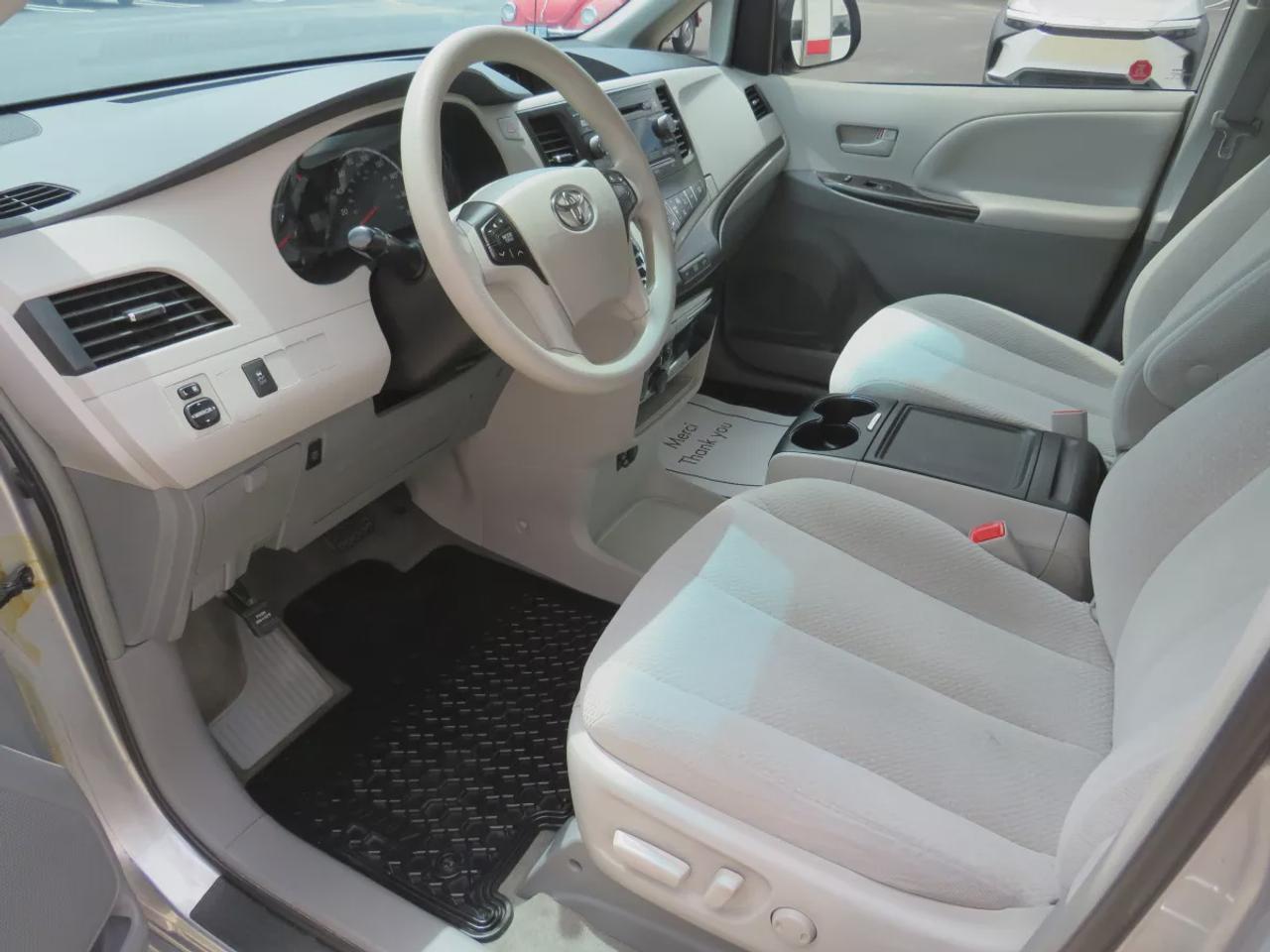 2014 Toyota Sienna LE Photo
