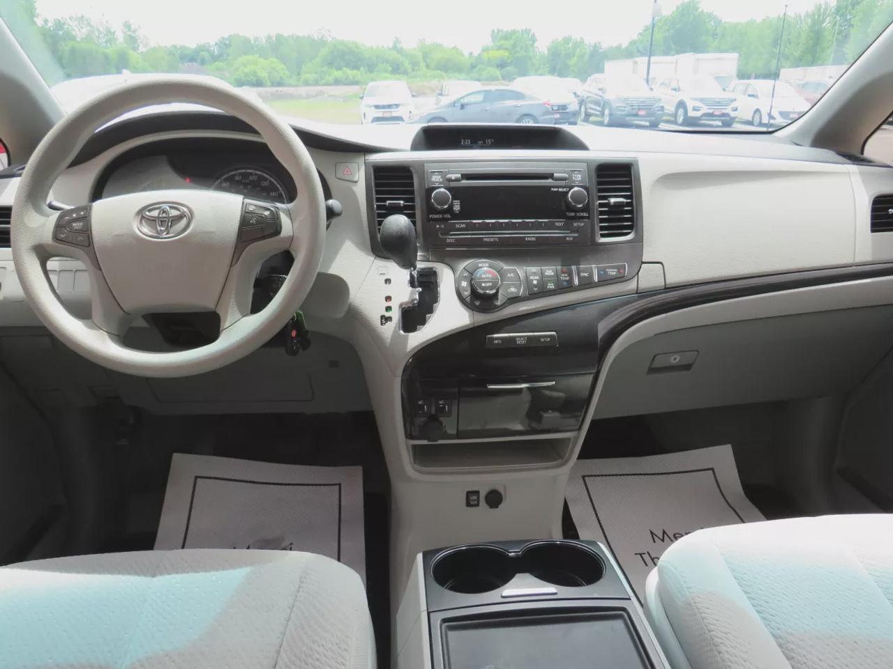 2014 Toyota Sienna LE Photo