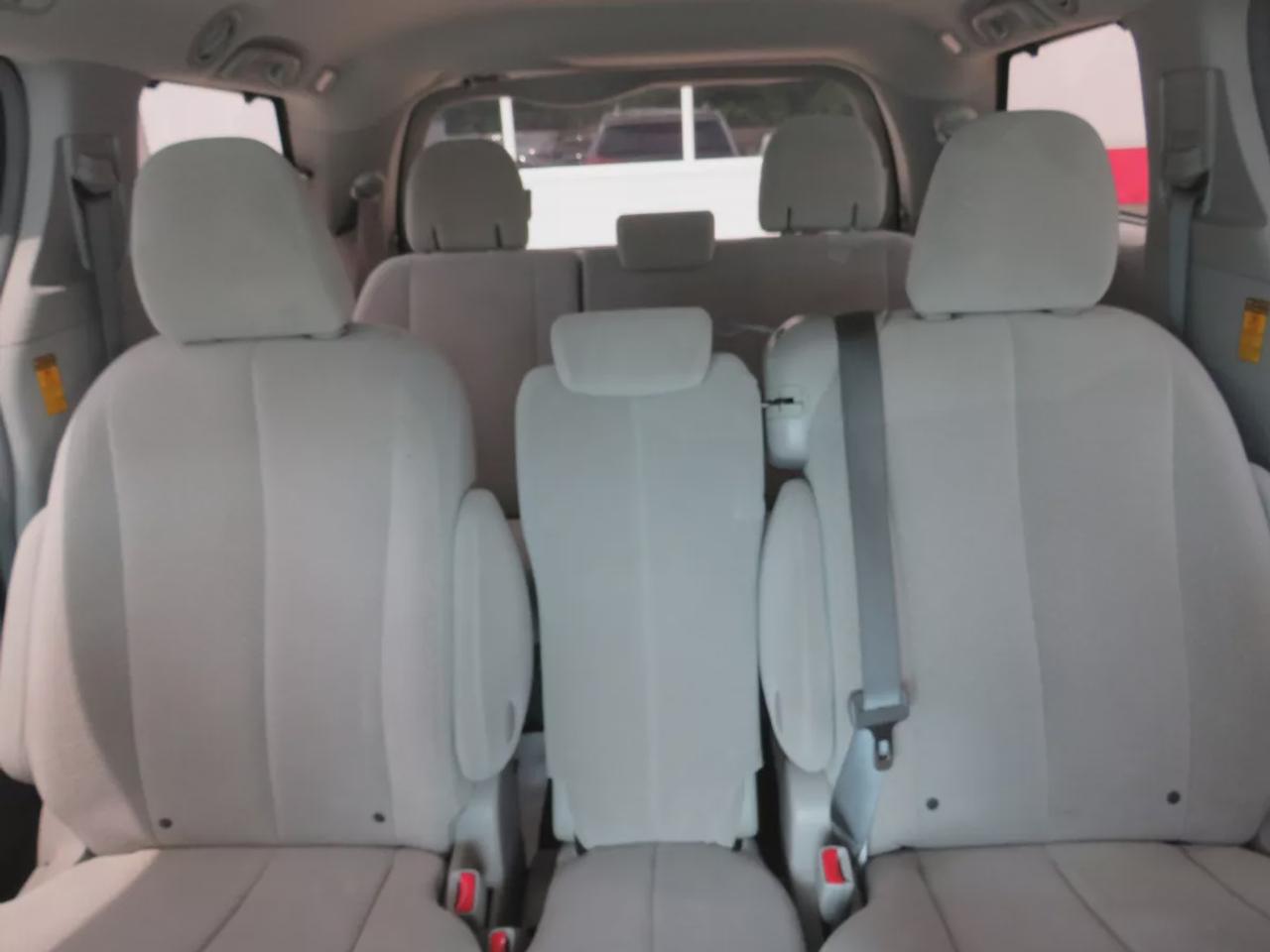 2014 Toyota Sienna LE Photo