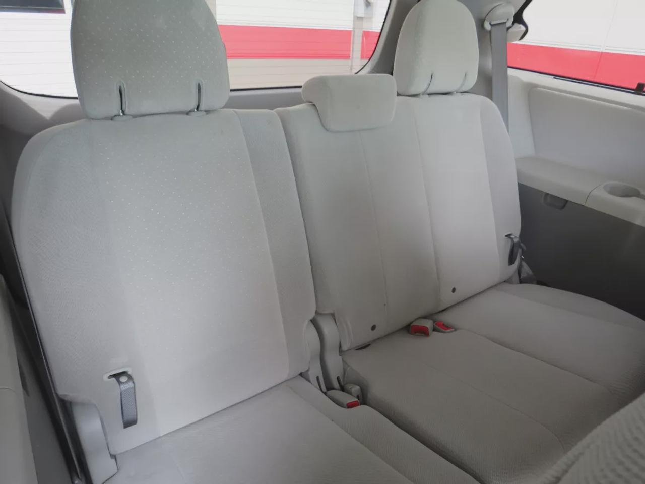 2014 Toyota Sienna LE Photo