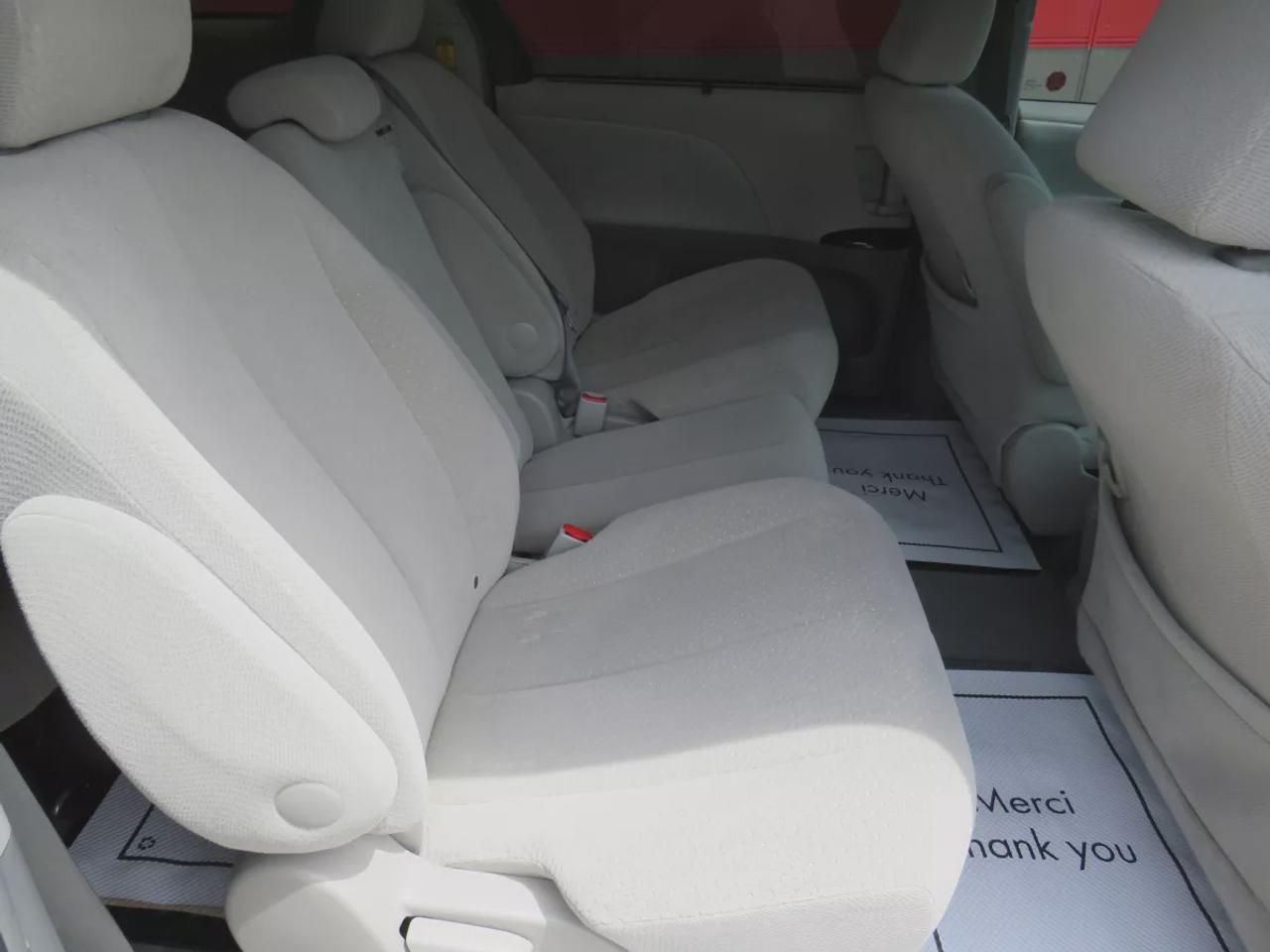 2014 Toyota Sienna LE Photo