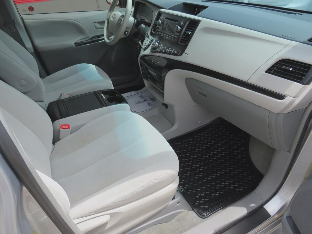 2014 Toyota Sienna LE Photo