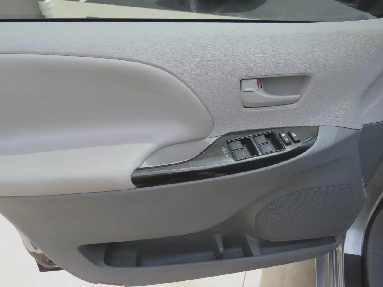 2014 Toyota Sienna LE Photo