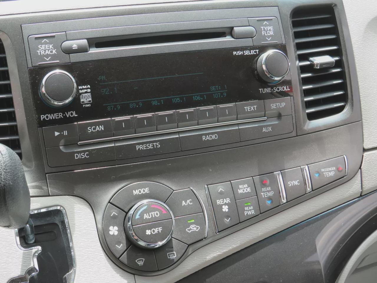 2014 Toyota Sienna LE Photo