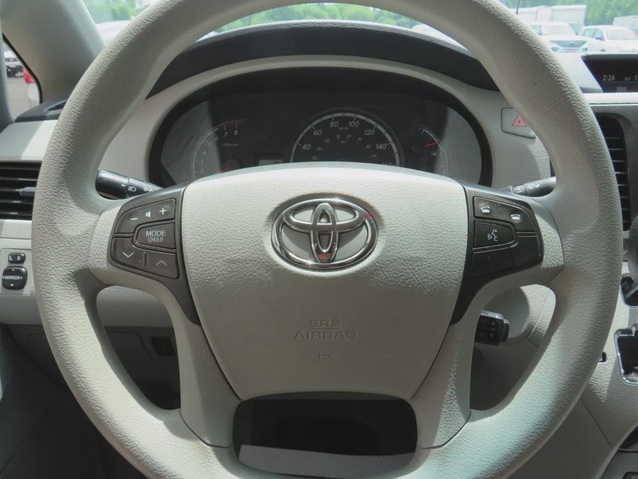 2014 Toyota Sienna LE Photo