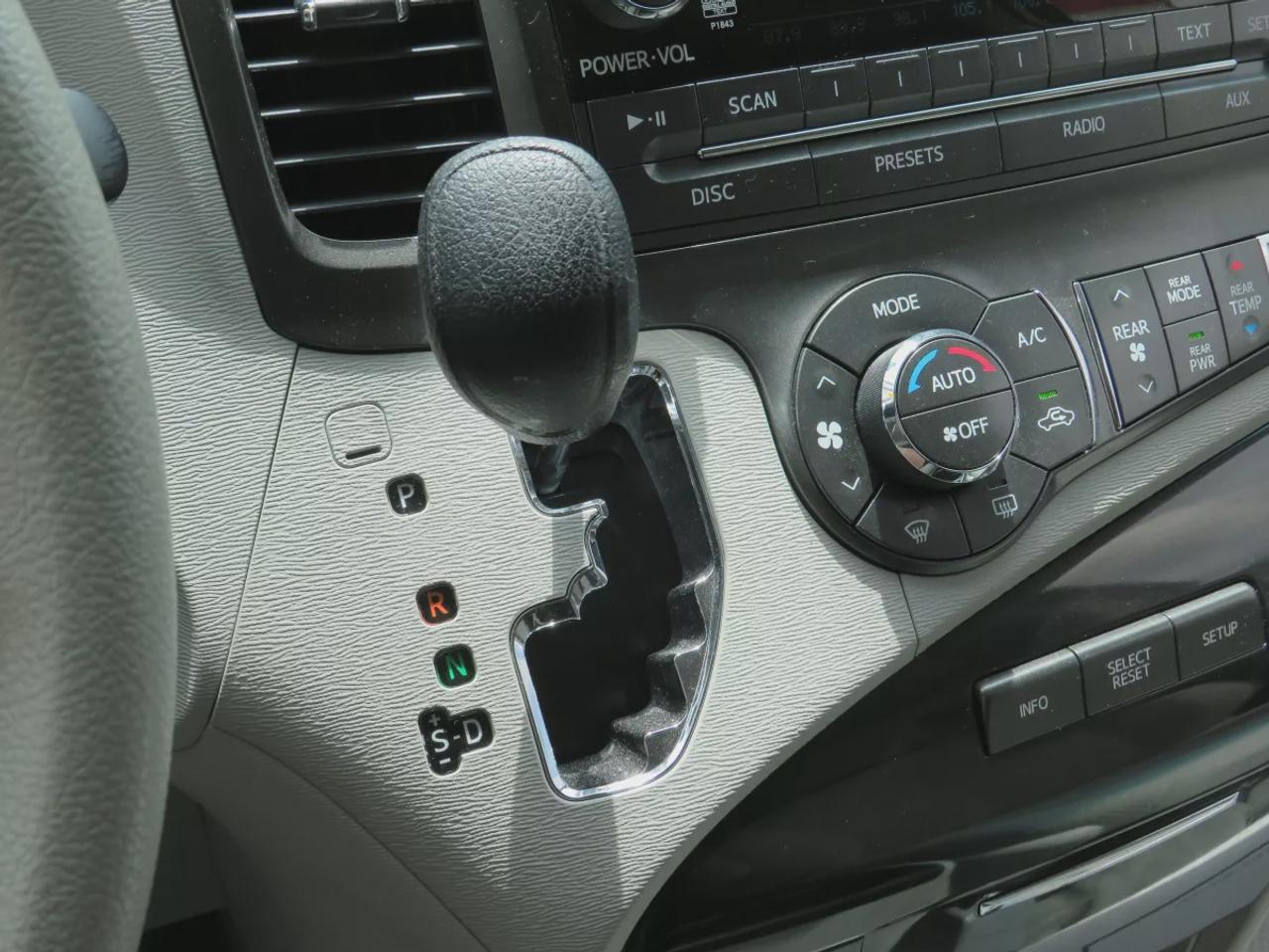 2014 Toyota Sienna LE Photo