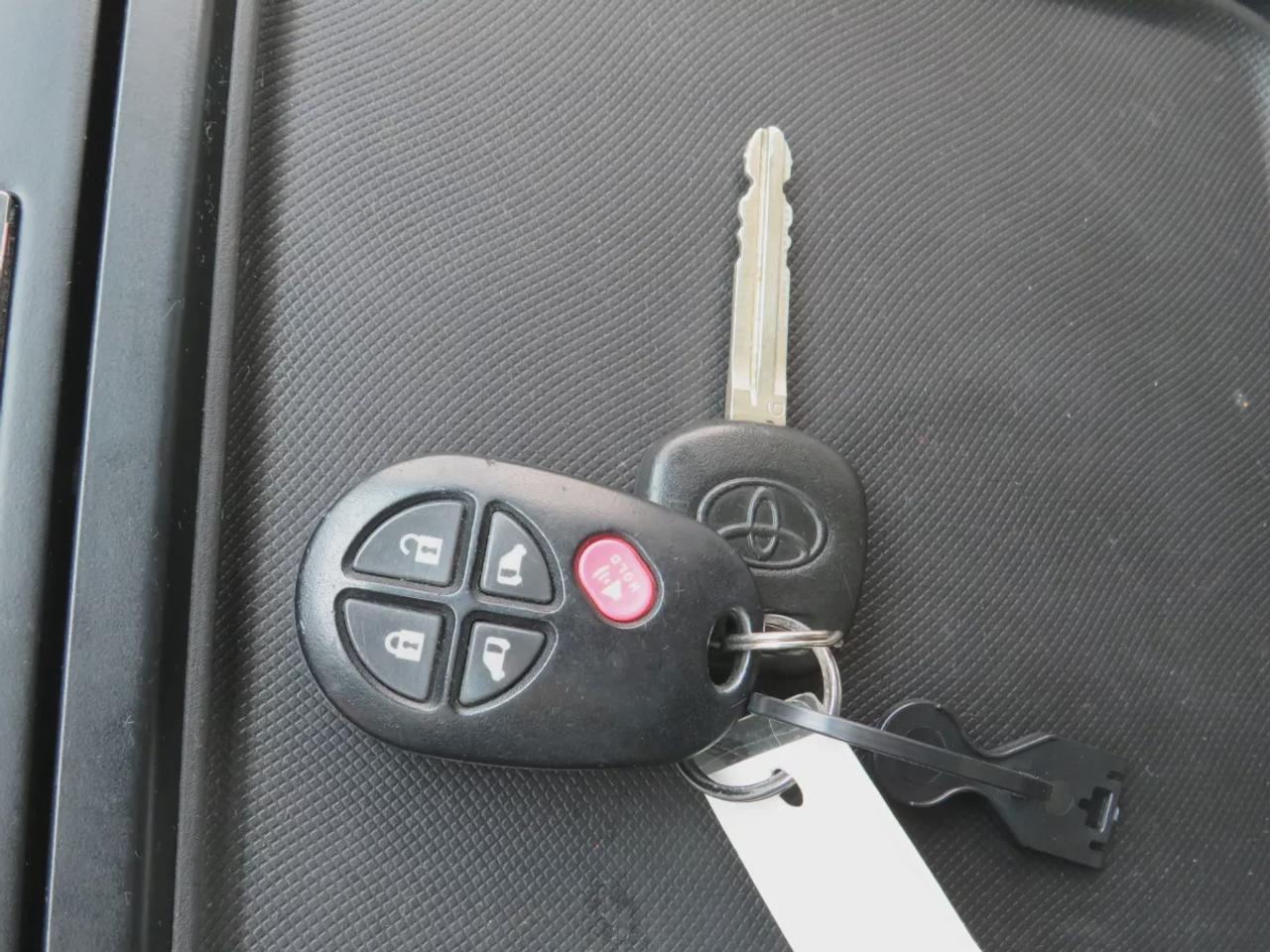 2014 Toyota Sienna LE Photo