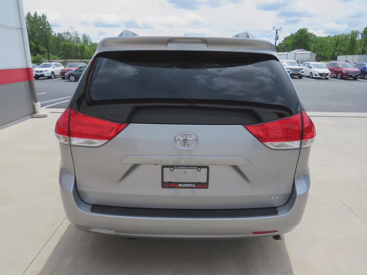 2014 Toyota Sienna LE Photo