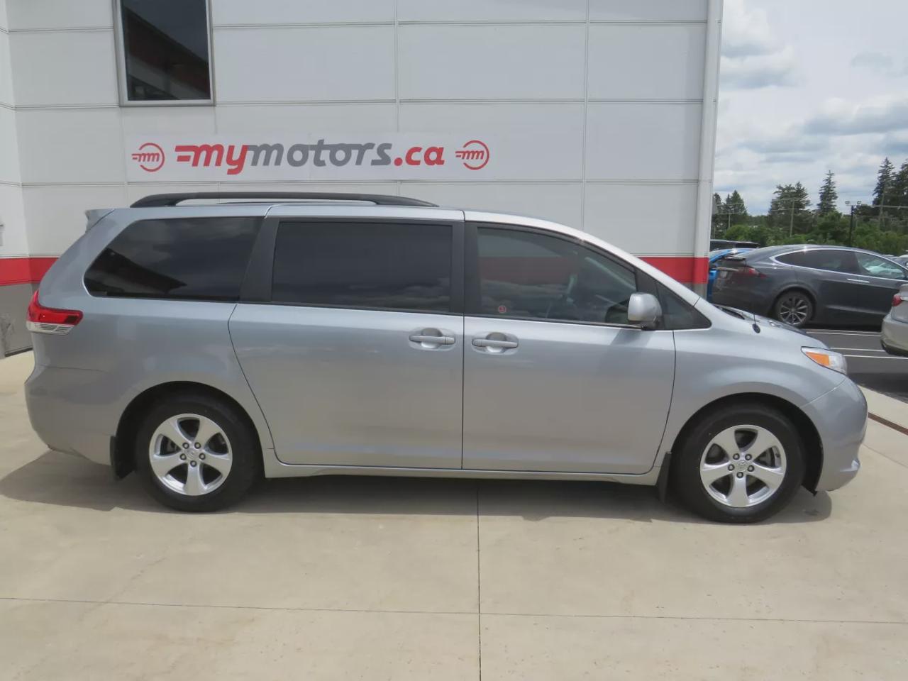 2014 Toyota Sienna LE Photo