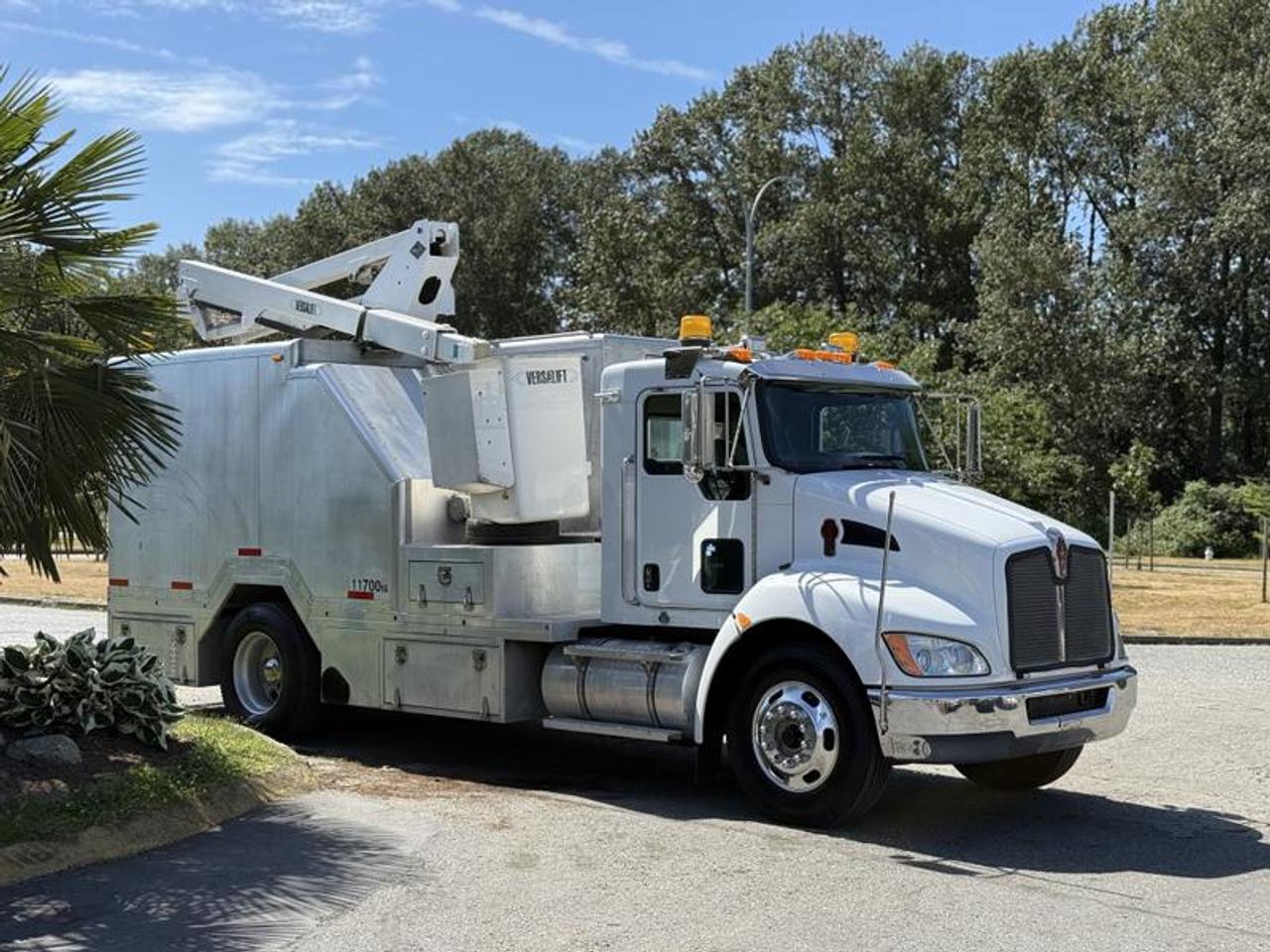 Used 2009 Kenworth T270 Versalift 40-Foot Bucket Utility Service Truck for sale in Burnaby, BC