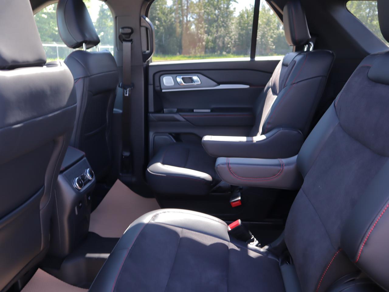 2026 Ford Explorer ST Photo4
