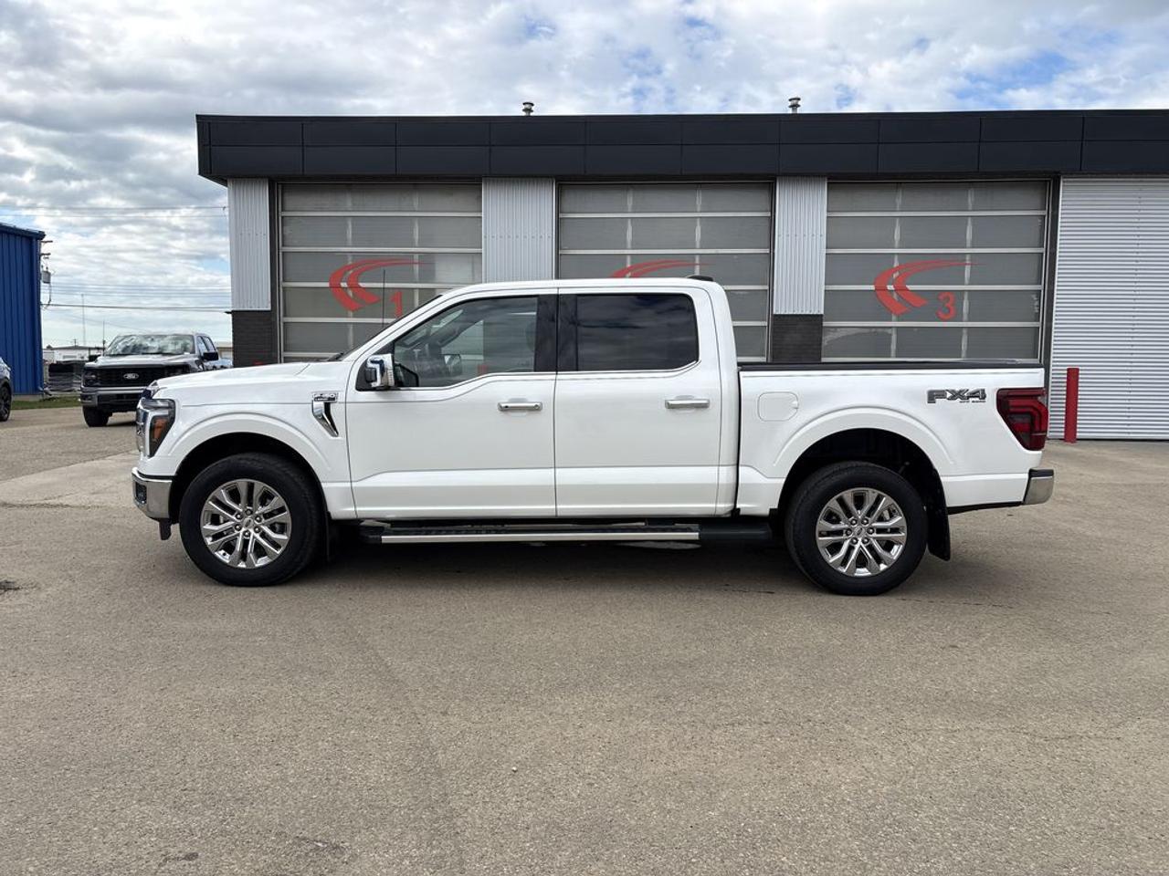 2025 Ford F-150 Lariat Photo3