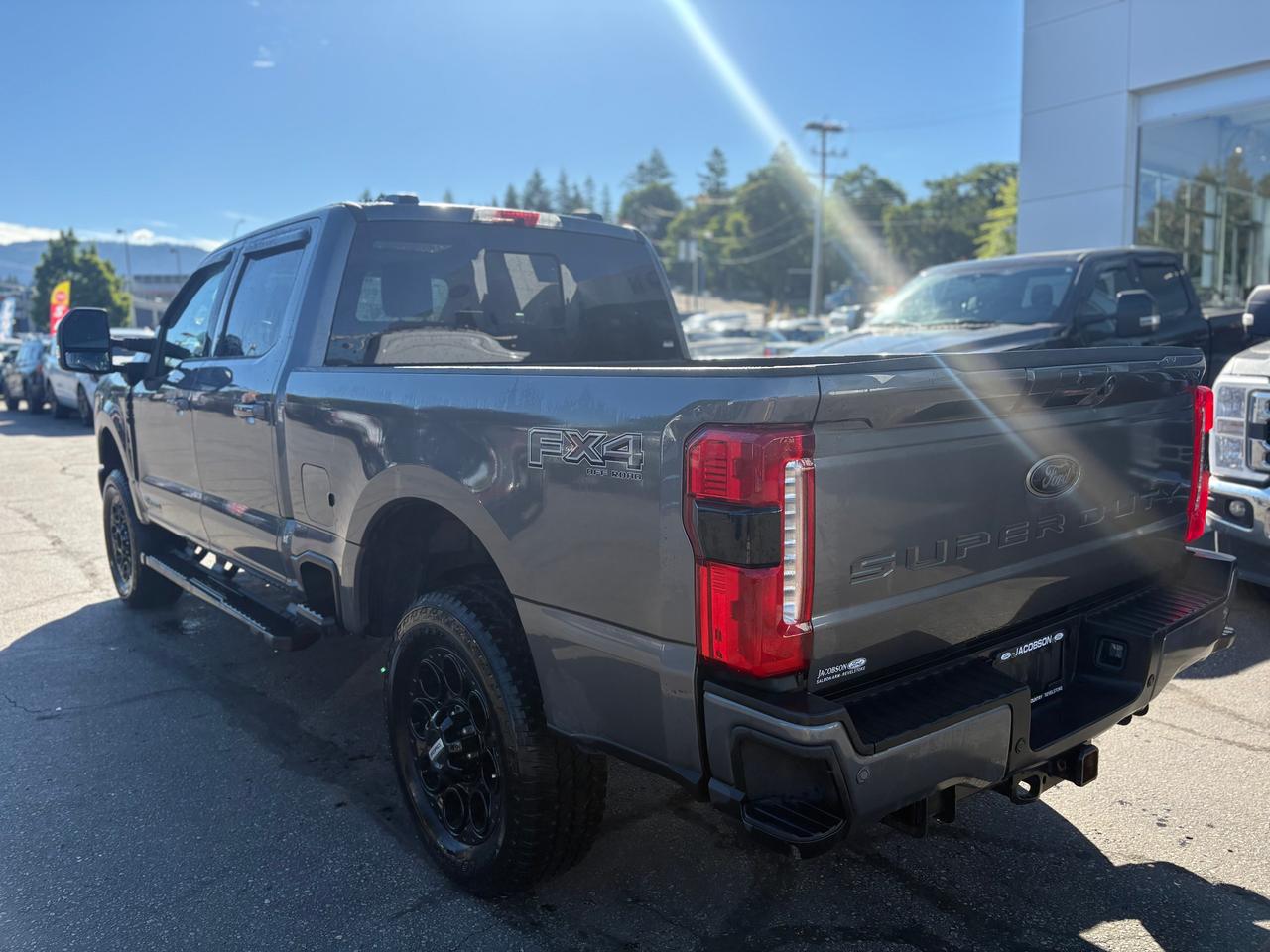 2025 Ford F-350 Super Duty SRW Lariat Photo2