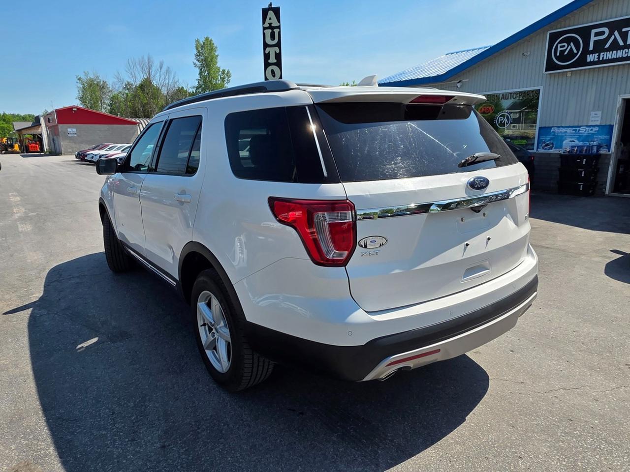 2016 Ford Explorer XLT 4WD Photo2