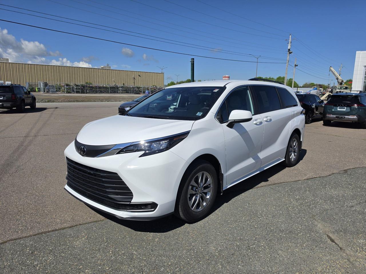2026 Toyota Sienna Sienna LE AWD 8-Pass Photo0