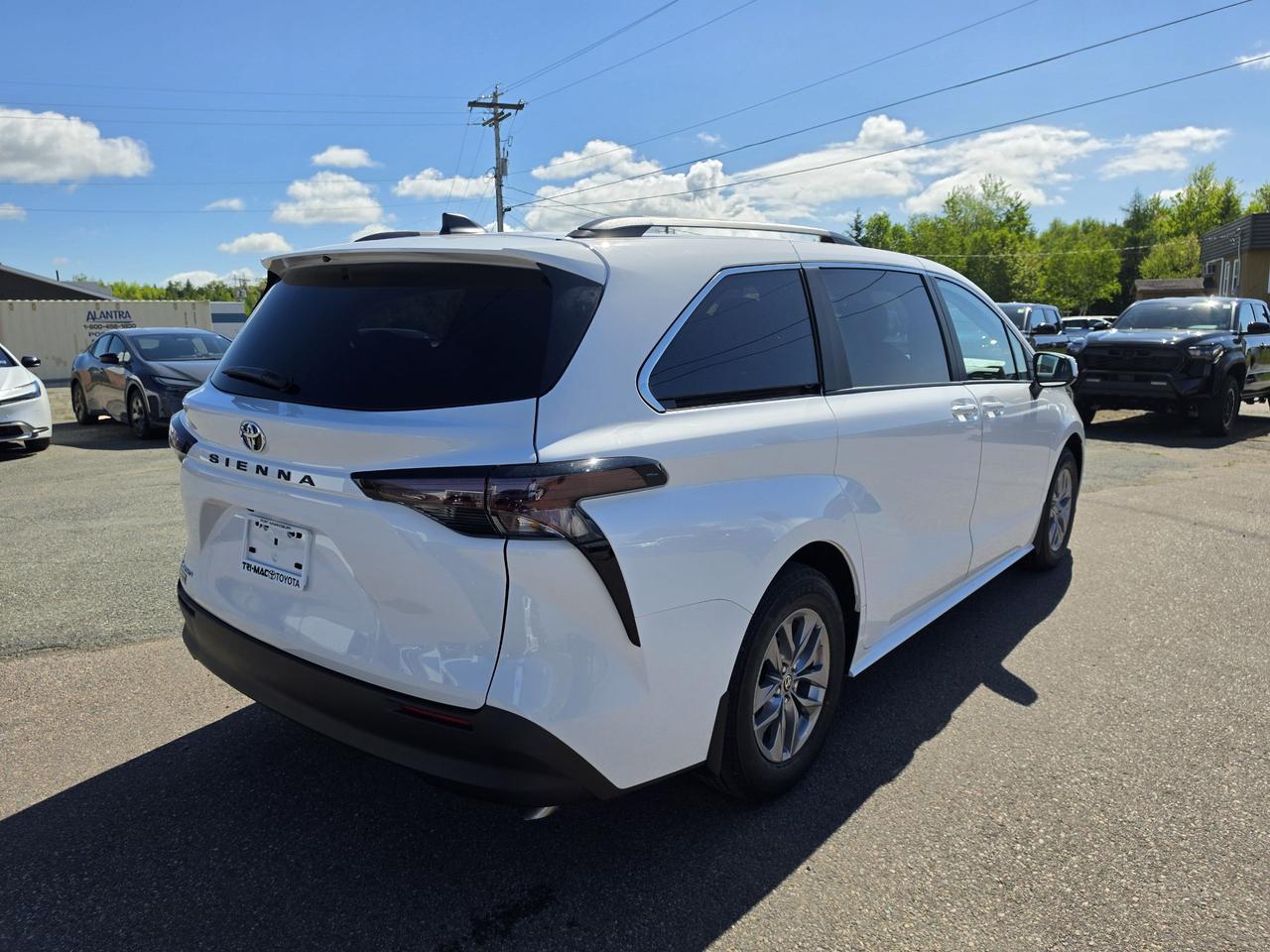 2026 Toyota Sienna Sienna LE AWD 8-Pass Photo4