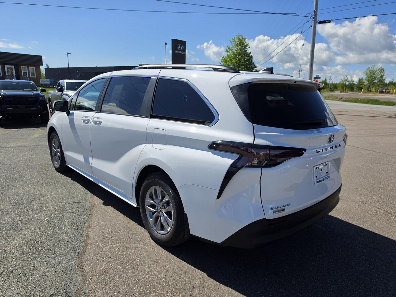 2026 Toyota Sienna Sienna LE AWD 8-Pass Photo2