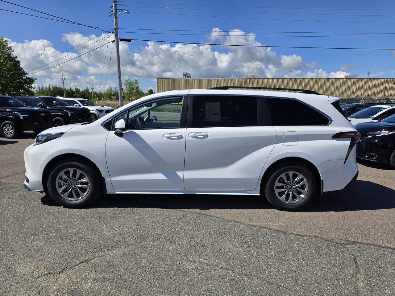 2026 Toyota Sienna Sienna LE AWD 8-Pass Photo1