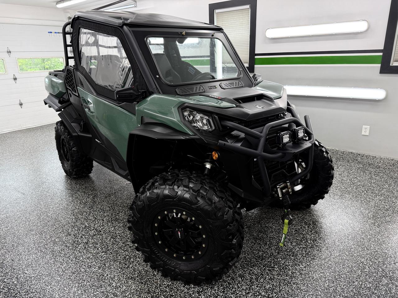 2023 Can-Am Commander 1000R - Photo #1