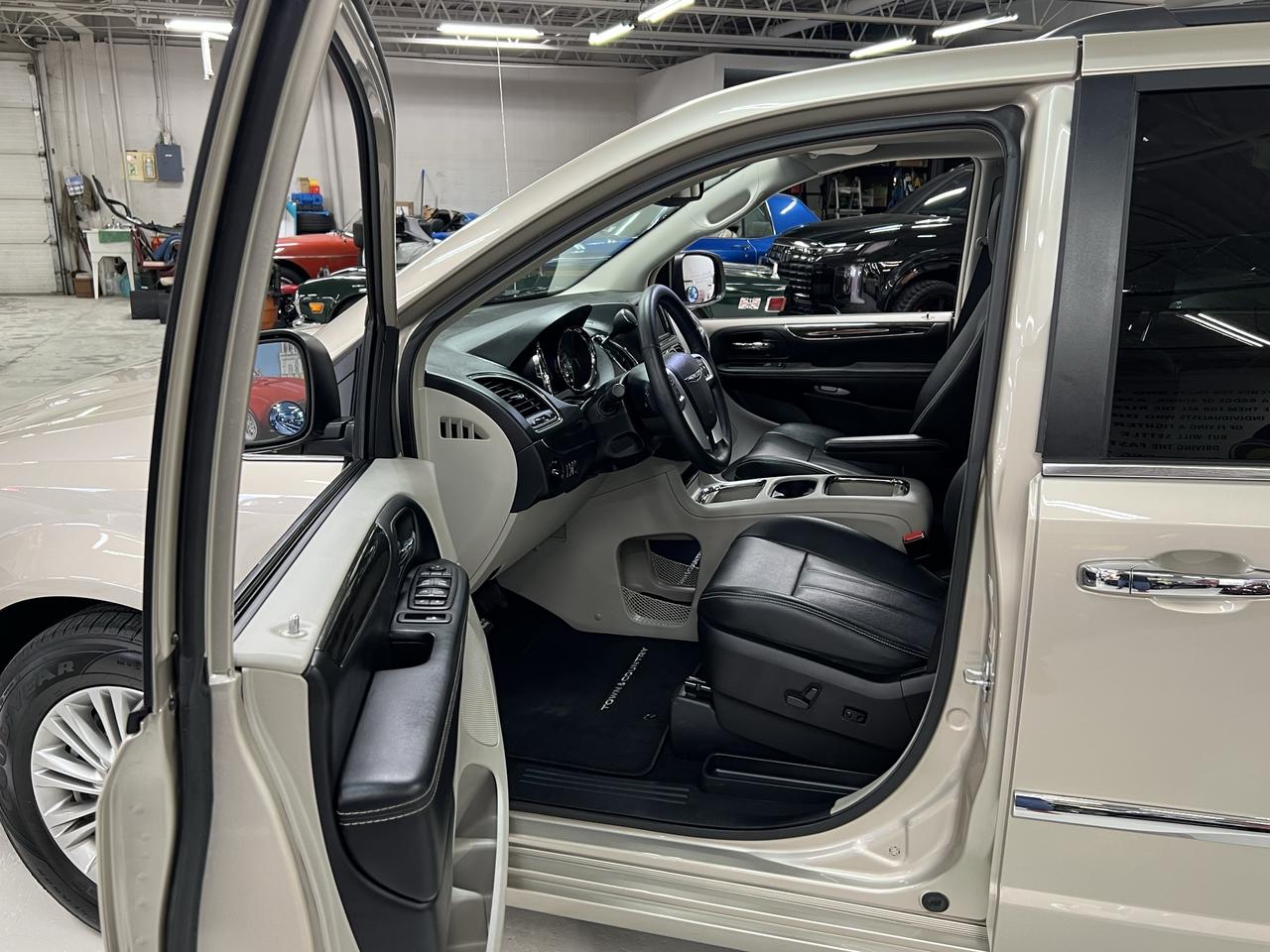 2016 Chrysler Town & Country TOURING Photo