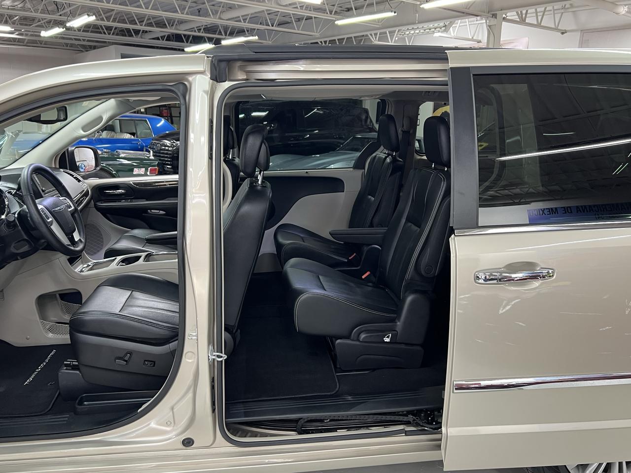 2016 Chrysler Town & Country TOURING Photo